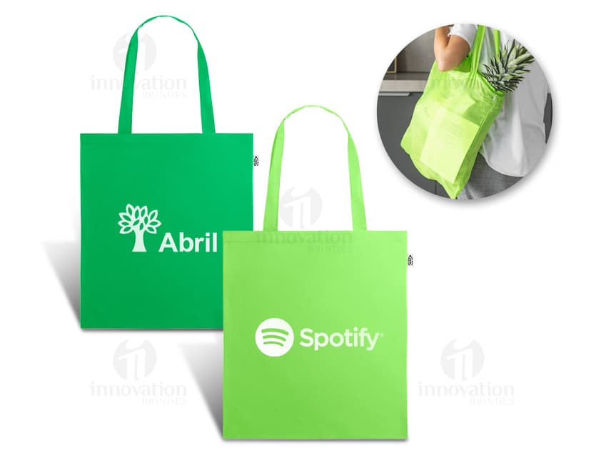 Sacola elegante em RPET 380 x 420 mm, ideal para compras e presentes. Design moderno e sustentável, perfeito para consumidores conscientes. Adquira já a sua!