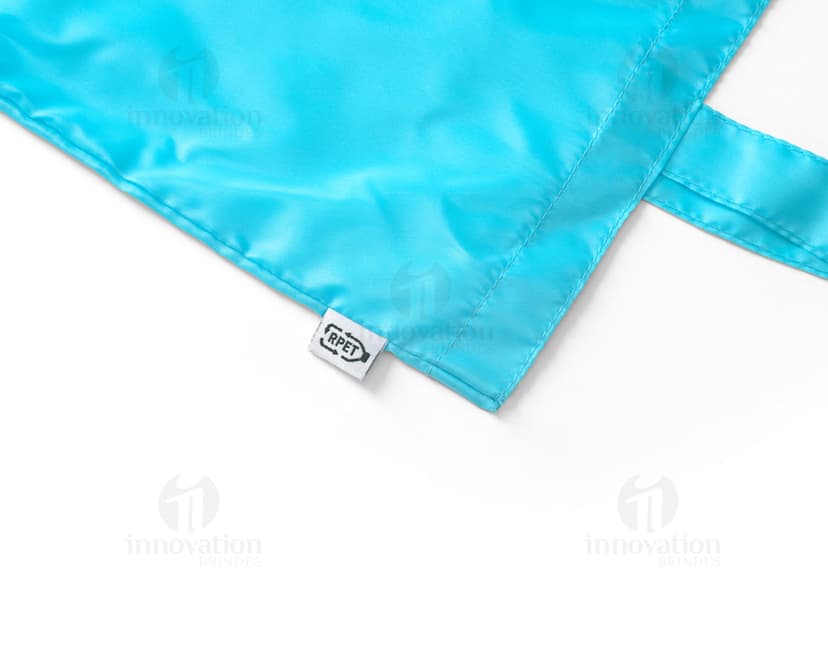 Foto de sacola em RPET 380 x 420 mm para compras e brindes. Ideal para lojas, comércios e eventos. Design moderno e sustentável. Adquira já!