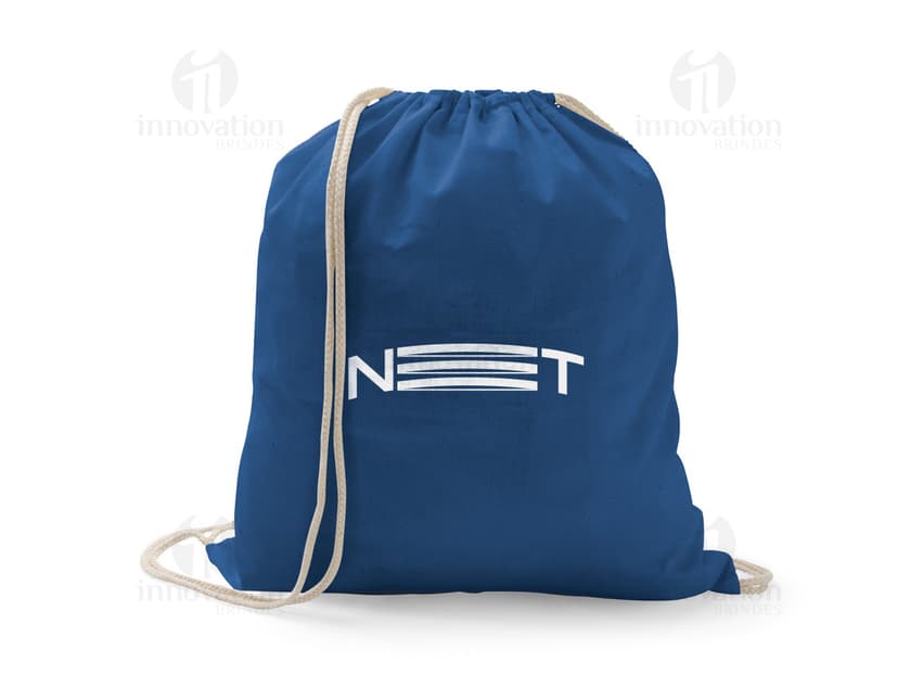 Mochila Saco de Algodão 370x410mm: Ideal para presentear! Leve, resistente e super prática, essa mochila é perfeita para te acompanhar em todas as ocasiões. Feita com nylon e algodão, possui um design moderno, elegante e confortável. Aproveite para utilizar como saco de presente e surpreender alguém especial. Adquira já a sua!