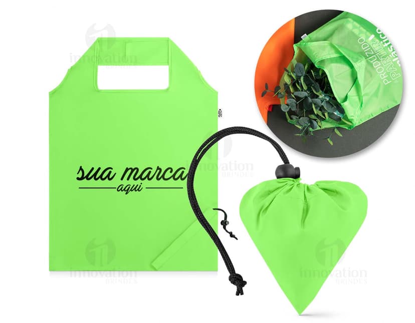 Sacola dobrável em rPET 370 x 420 mm em amarelo e laranja. A imagem mostra uma sacola vazia, com design vazado e espaço para mensagem ou representações. Ideal para compras, presente e utilização em viagens.