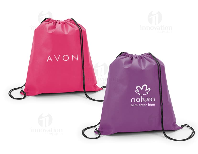 Mochila saco 370 x 410 mm - Luxuosa e elegante, esta mochila saco de couro é o acessório perfeito para quem busca estilo e praticidade. Ideal para compras, viagens ou uso diário, seu design casual e alças resistentes garantem conforto e durabilidade. Aproveite a promoção e adquira já a sua!