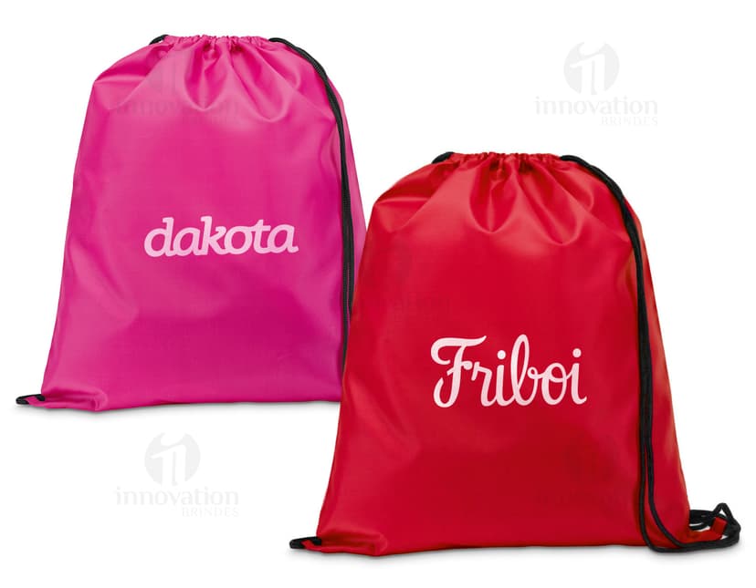 Mochila Saco 350 x 410 mm preta e moderna, feita de couro para viagens e compras, com design elegante, fecho de zíper, alça de ombro e têxtil texturizado. A bandeira nacional é exibida como um símbolo de patriotismo no acessório de moda casual.