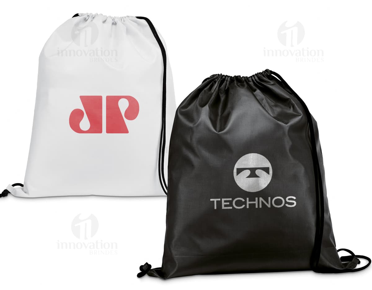 Mochila Saco 350 x 410 mm preta e moderna, feita de couro para viagens e compras, com design elegante, fecho de zíper, alça de ombro e têxtil texturizado. A bandeira nacional é exibida como um símbolo de patriotismo no acessório de moda casual.