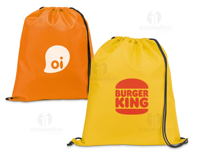 Mochila Saco 350 x 410 mm preta e moderna, feita de couro para viagens e compras, com design elegante, fecho de zíper, alça de ombro e têxtil texturizado. A bandeira nacional é exibida como um símbolo de patriotismo no acessório de moda casual.