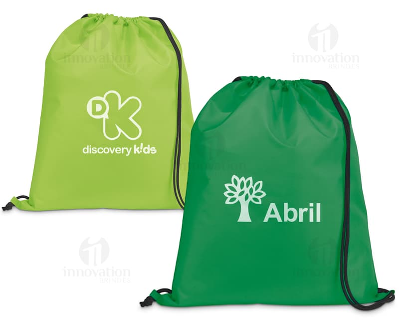 Mochila Saco 350 x 410 mm preta e moderna, feita de couro para viagens e compras, com design elegante, fecho de zíper, alça de ombro e têxtil texturizado. A bandeira nacional é exibida como um símbolo de patriotismo no acessório de moda casual.