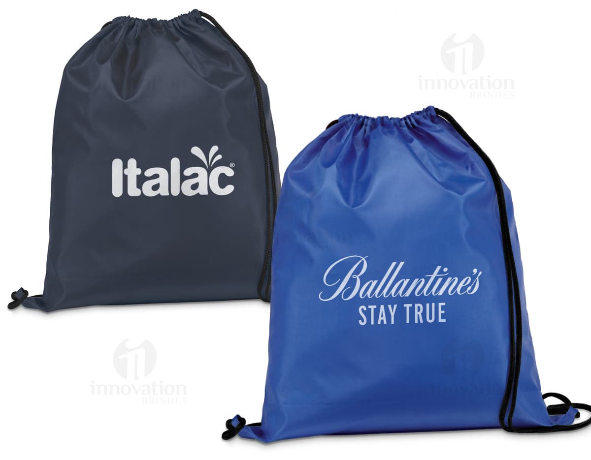 Mochila Saco 350 x 410 mm preta e moderna, feita de couro para viagens e compras, com design elegante, fecho de zíper, alça de ombro e têxtil texturizado. A bandeira nacional é exibida como um símbolo de patriotismo no acessório de moda casual.