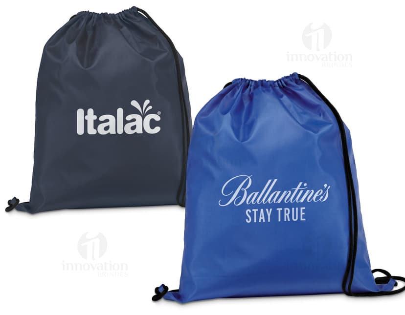Mochila Saco 350 x 410 mm preta e moderna, feita de couro para viagens e compras, com design elegante, fecho de zíper, alça de ombro e têxtil texturizado. A bandeira nacional é exibida como um símbolo de patriotismo no acessório de moda casual.