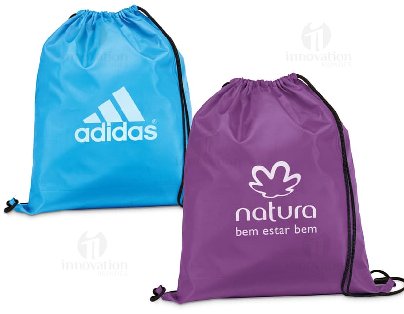 Mochila Saco 350 x 410 mm preta e moderna, feita de couro para viagens e compras, com design elegante, fecho de zíper, alça de ombro e têxtil texturizado. A bandeira nacional é exibida como um símbolo de patriotismo no acessório de moda casual.