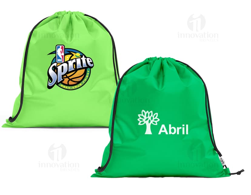 Sacola mochila feita de material rPET 190T, com alças de 40 cm de comprimento.