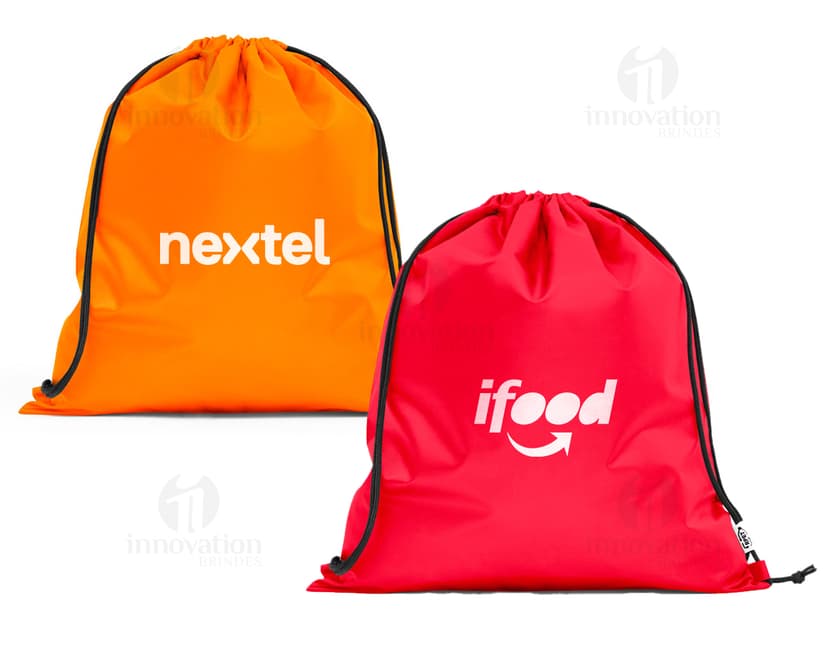 Sacola mochila feita de material rPET 190T, com alças de 40 cm de comprimento.