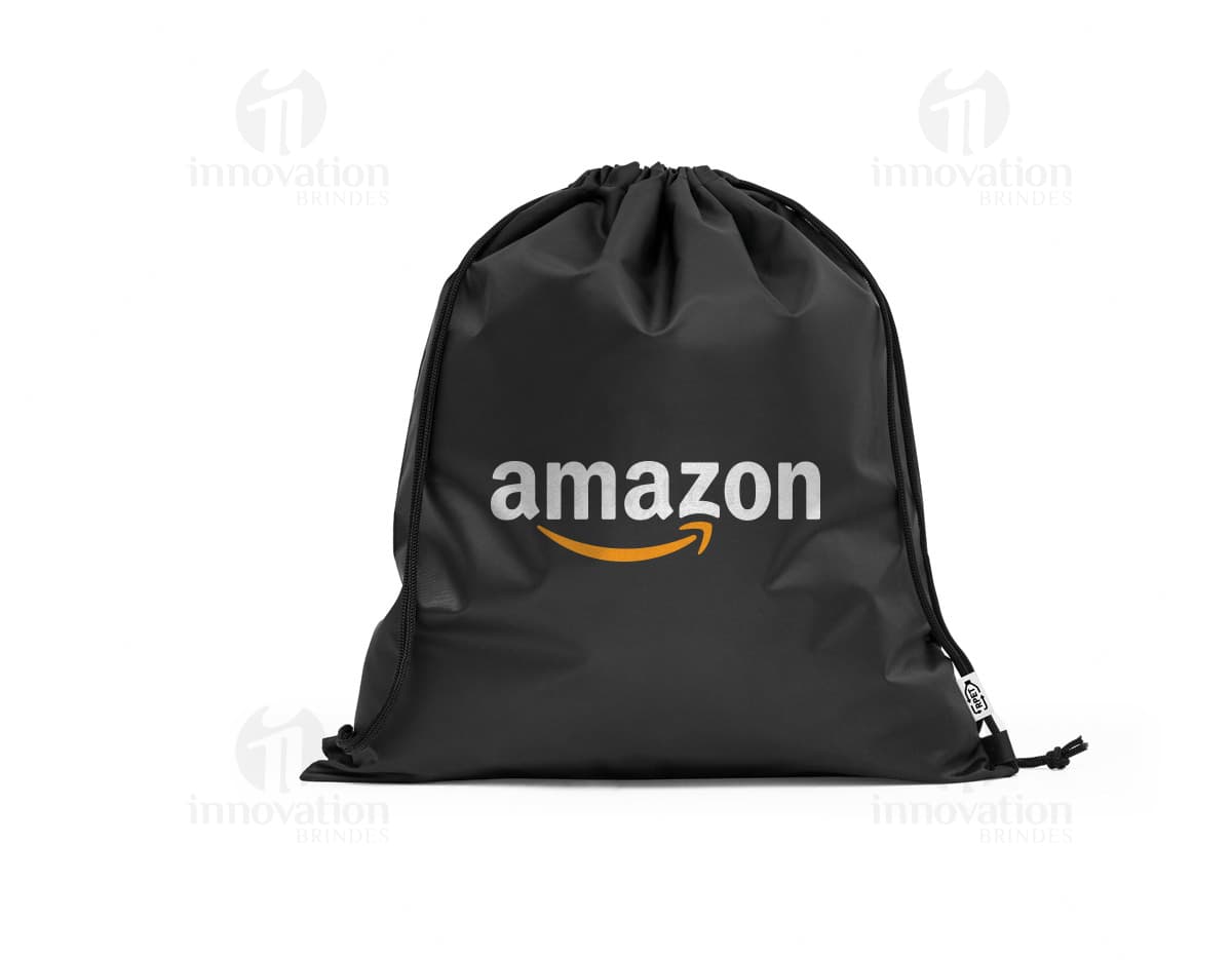 Sacola mochila feita de material rPET 190T, com alças de 40 cm de comprimento.