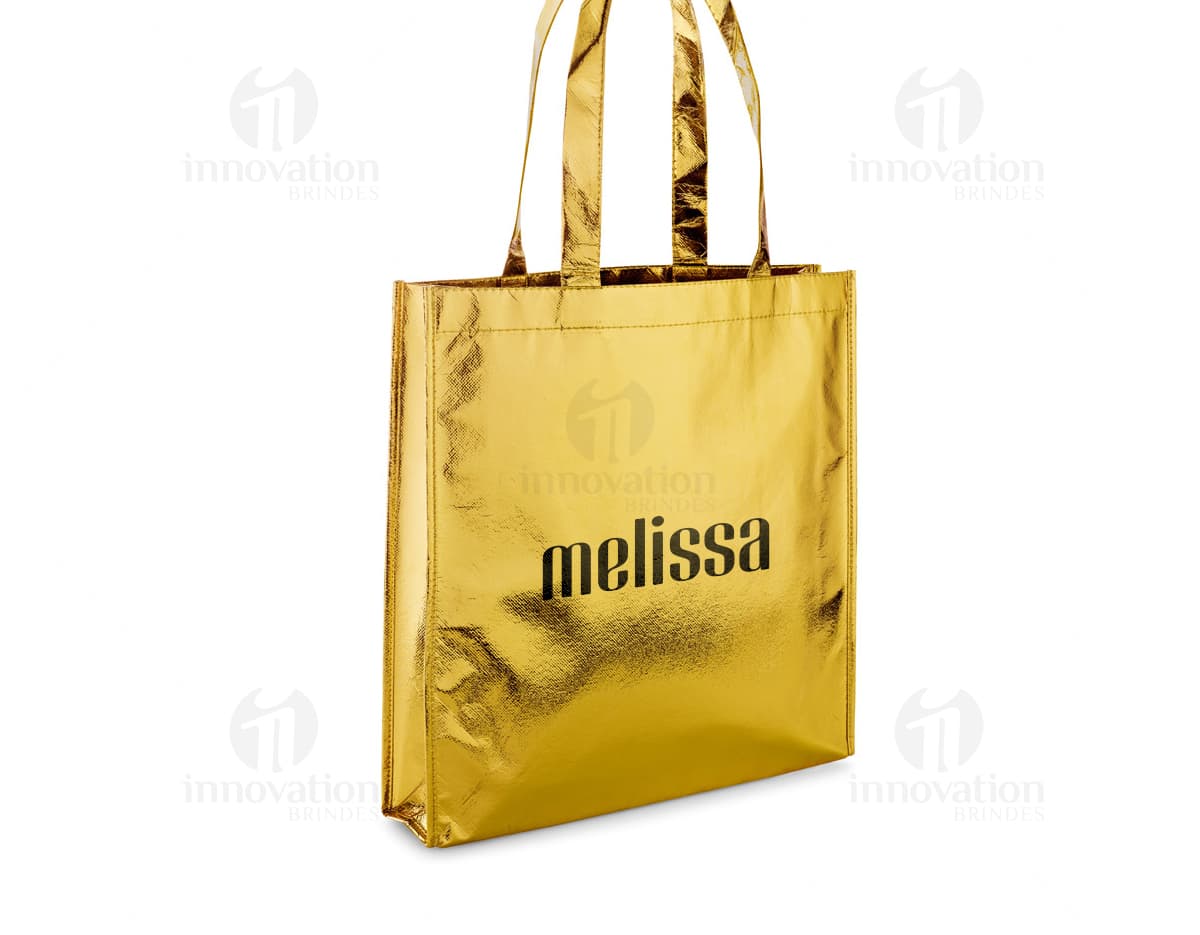 Sacola de luxo em couro marrom de 340 x 350 mm, com detalhes em metal e fecho de combinação para maior segurança. O design elegante e moderno, com alça resistente e fecho de zíper, torna esta sacola ideal para compras ou presentes de alto valor. Perfeita para quem busca elegância e praticidade ao mesmo tempo.
