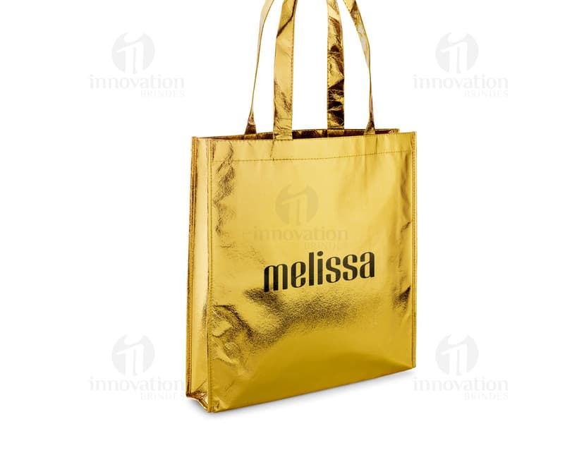 Sacola de luxo em couro marrom de 340 x 350 mm, com detalhes em metal e fecho de combinação para maior segurança. O design elegante e moderno, com alça resistente e fecho de zíper, torna esta sacola ideal para compras ou presentes de alto valor. Perfeita para quem busca elegância e praticidade ao mesmo tempo.