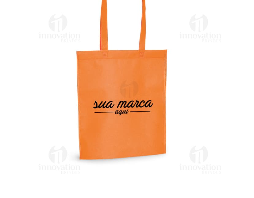 Sacola de compras em papel marrom, vazia e sem etiqueta. Tamanho 270 x 350 mm, com alça de transporte e design simples. Apropriada para embalagens de presentes, mercadorias e objetos diversos em lojas, supermercados e boutiques. Ideal para compras no varejo, com possibilidade de personalização com informações e símbolos.