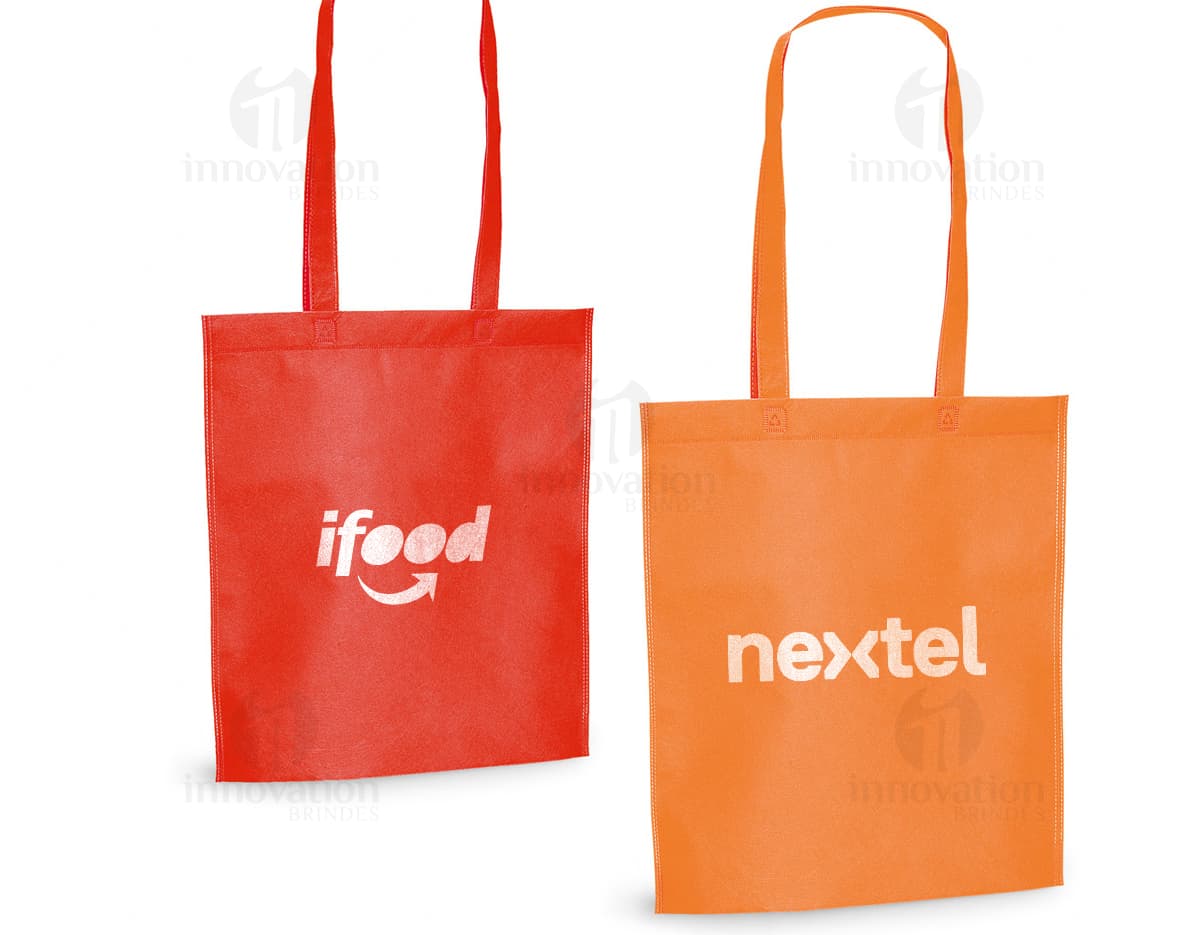 Sacola de compras em papel marrom, vazia e sem etiqueta. Tamanho 270 x 350 mm, com alça de transporte e design simples. Apropriada para embalagens de presentes, mercadorias e objetos diversos em lojas, supermercados e boutiques. Ideal para compras no varejo, com possibilidade de personalização com informações e símbolos.