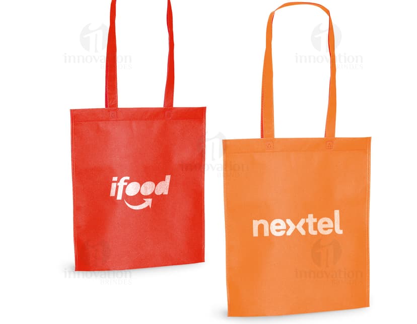 Sacola de compras em papel marrom, vazia e sem etiqueta. Tamanho 270 x 350 mm, com alça de transporte e design simples. Apropriada para embalagens de presentes, mercadorias e objetos diversos em lojas, supermercados e boutiques. Ideal para compras no varejo, com possibilidade de personalização com informações e símbolos.