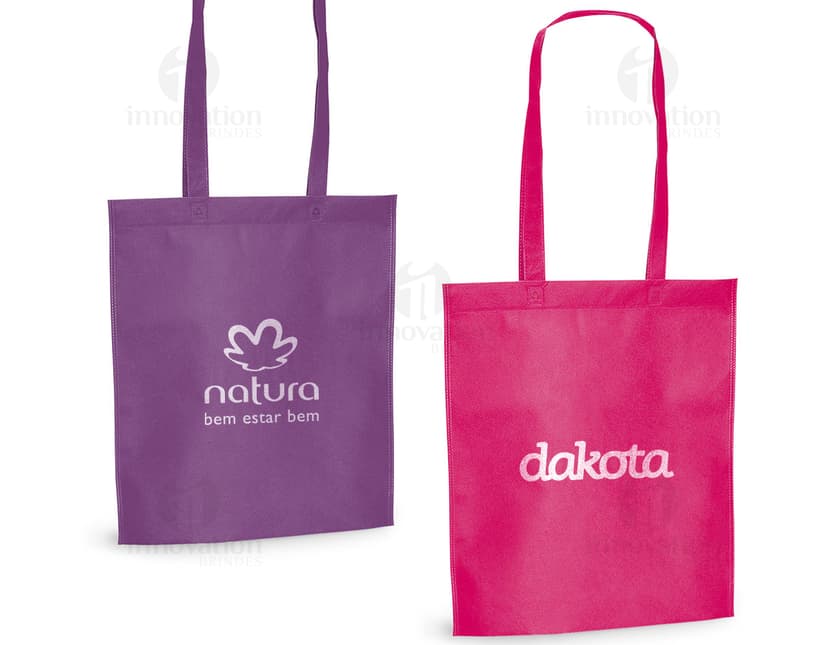 Sacola de compras em papel marrom, vazia e sem etiqueta. Tamanho 270 x 350 mm, com alça de transporte e design simples. Apropriada para embalagens de presentes, mercadorias e objetos diversos em lojas, supermercados e boutiques. Ideal para compras no varejo, com possibilidade de personalização com informações e símbolos.