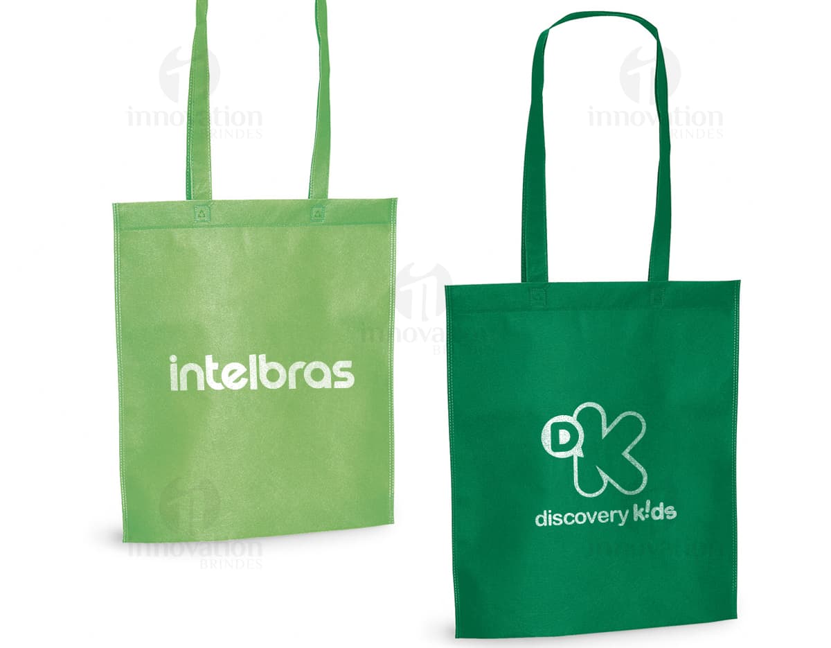 Sacola de compras em papel marrom, vazia e sem etiqueta. Tamanho 270 x 350 mm, com alça de transporte e design simples. Apropriada para embalagens de presentes, mercadorias e objetos diversos em lojas, supermercados e boutiques. Ideal para compras no varejo, com possibilidade de personalização com informações e símbolos.