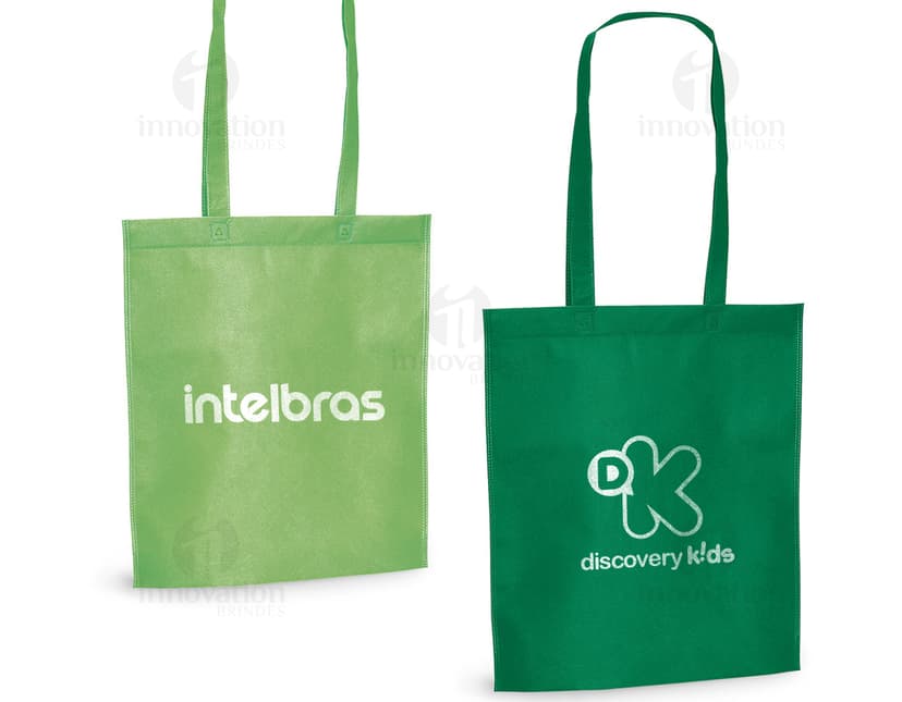 Sacola de compras em papel marrom, vazia e sem etiqueta. Tamanho 270 x 350 mm, com alça de transporte e design simples. Apropriada para embalagens de presentes, mercadorias e objetos diversos em lojas, supermercados e boutiques. Ideal para compras no varejo, com possibilidade de personalização com informações e símbolos.