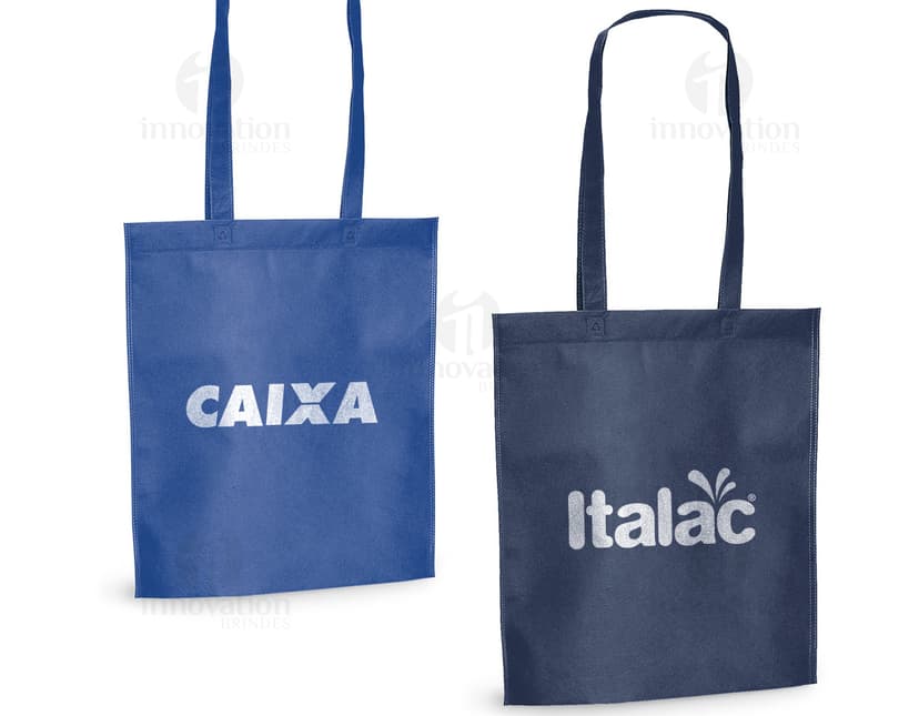 Sacola de compras em papel marrom, vazia e sem etiqueta. Tamanho 270 x 350 mm, com alça de transporte e design simples. Apropriada para embalagens de presentes, mercadorias e objetos diversos em lojas, supermercados e boutiques. Ideal para compras no varejo, com possibilidade de personalização com informações e símbolos.