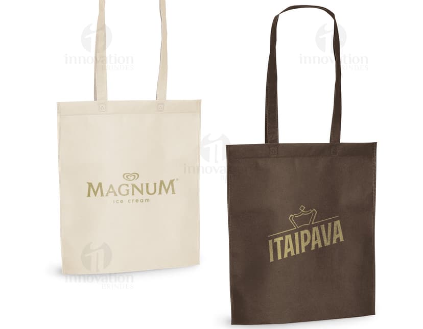 Sacola de compras em papel marrom, vazia e sem etiqueta. Tamanho 270 x 350 mm, com alça de transporte e design simples. Apropriada para embalagens de presentes, mercadorias e objetos diversos em lojas, supermercados e boutiques. Ideal para compras no varejo, com possibilidade de personalização com informações e símbolos.