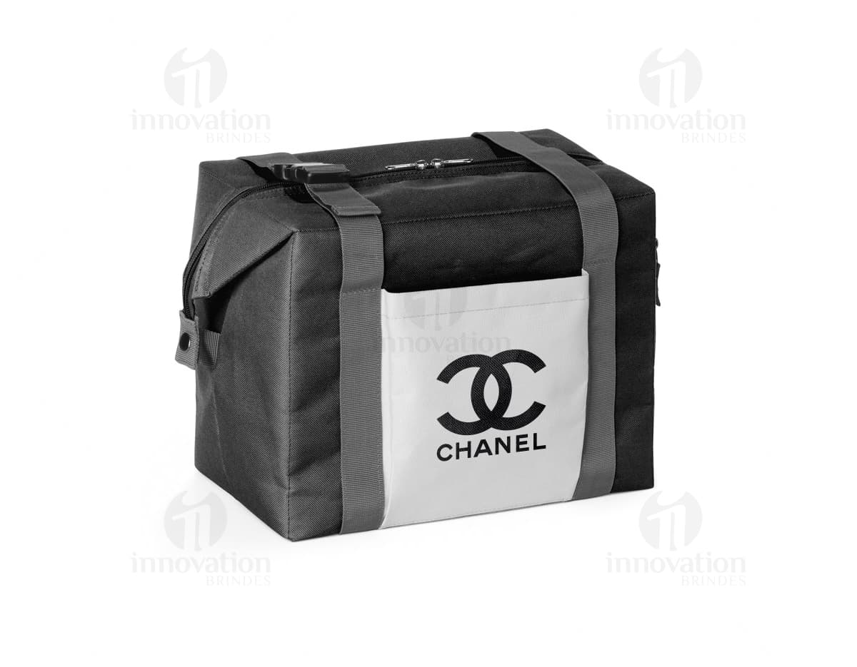 Bolsa Térmica prática e versátil para manter seus alimentos frescos durante viagens e passeios. Com design moderno e alças resistentes, ideal para levar seus lanches para o trabalho, escola ou mesmo para um dia de compras no shopping. Garanta já a sua e mantenha seus alimentos na temperatura certa!