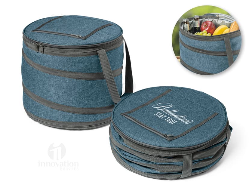 Bolsa térmica de couro vintage, perfeita para levar seus alimentos e bebidas com estilo e praticidade. Ideal para passeios e viagens, mantendo tudo fresquinho por mais tempo. Adquira já a sua e tenha sempre à mão a solução perfeita para manter sua comida e bebida na temperatura ideal. Garanta a qualidade e durabilidade deste brinde exclusivo!