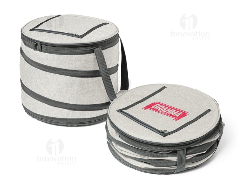 Bolsa térmica em couro para manter seus alimentos frescos por mais tempo. Perfeita para levar seus lanches ao trabalho, para a faculdade ou em viagens. Prática e estilosa, é a opção ideal para quem busca qualidade e sofisticação. Adquira agora a sua!