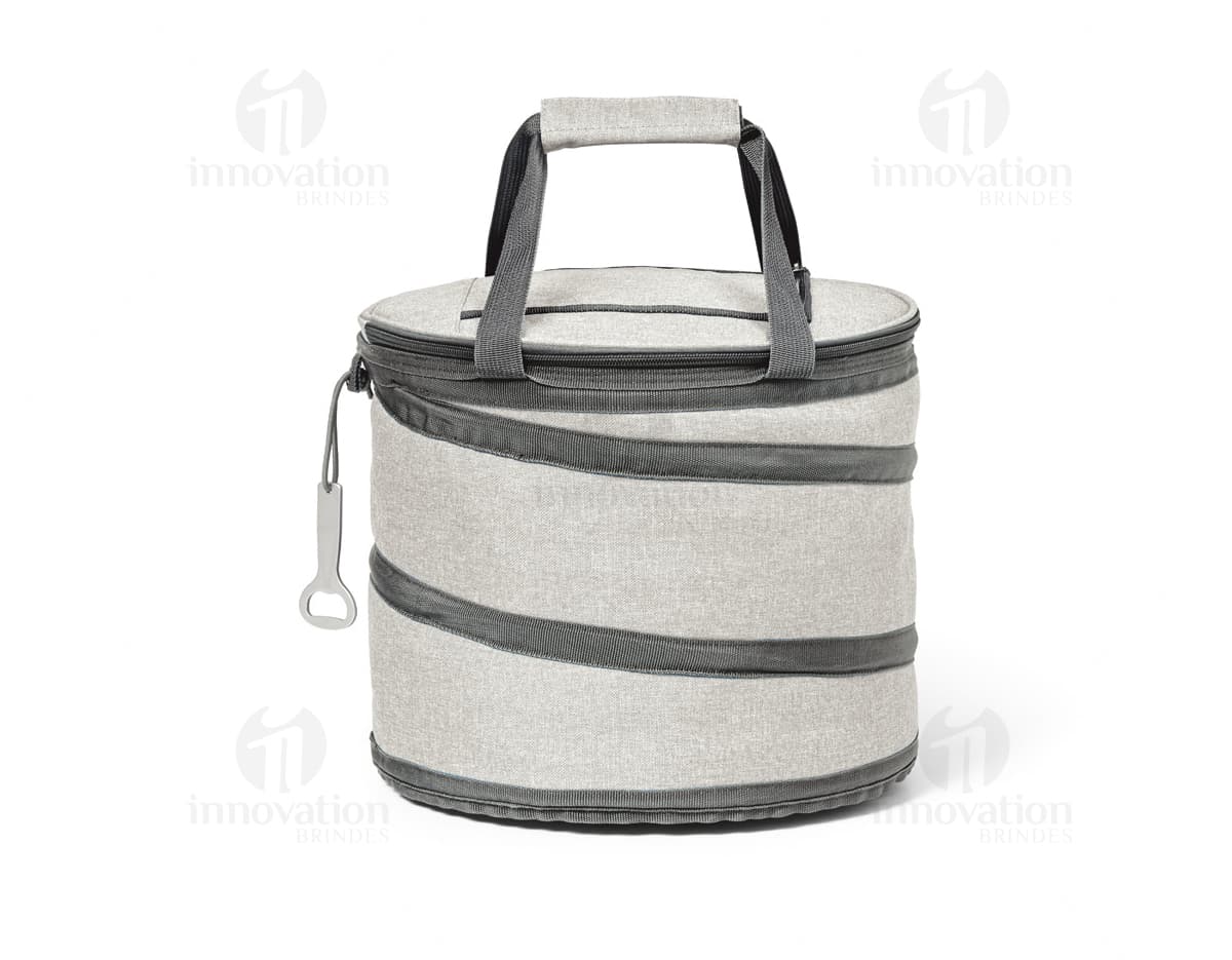 Bolsa térmica de luxo em couro para manter seus alimentos frescos por mais tempo. Perfeita para picnics, viagens ou passeios. Estilo, elegância e praticidade em um só produto. Mantenha sua comida favorita sempre na temperatura ideal. Ideal para quem busca sofisticação e qualidade. Compre já a sua bolsa térmica e leve mais praticidade para o seu dia a dia!