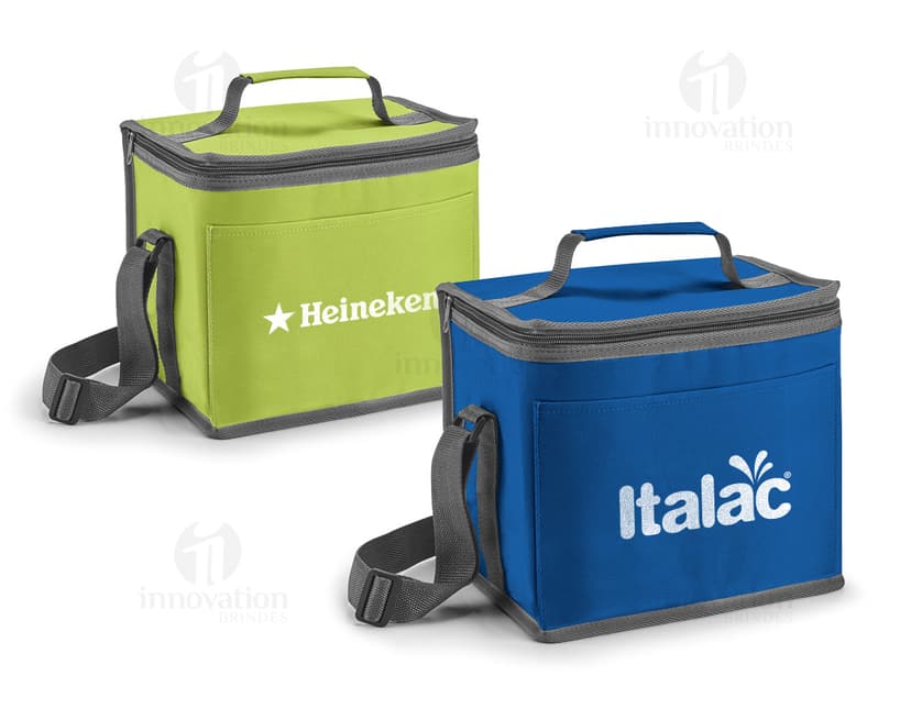 Bolsa térmica em alumínio quadrada com alça, ideal para armazenar alimentos e bebidas de forma prática e segura. Possui design moderno e resistente, perfeito para manter a temperatura dos itens por mais tempo. A bolsa térmica é um ótimo equipamento para uso doméstico e pode ser usada para armazenar alimentos recicláveis. Leve e compacta, é perfeita para viagens e passeios externos. Garanta a sua bolsa térmica agora e tenha sempre suas bebidas e refeições frescas onde quer que vá!