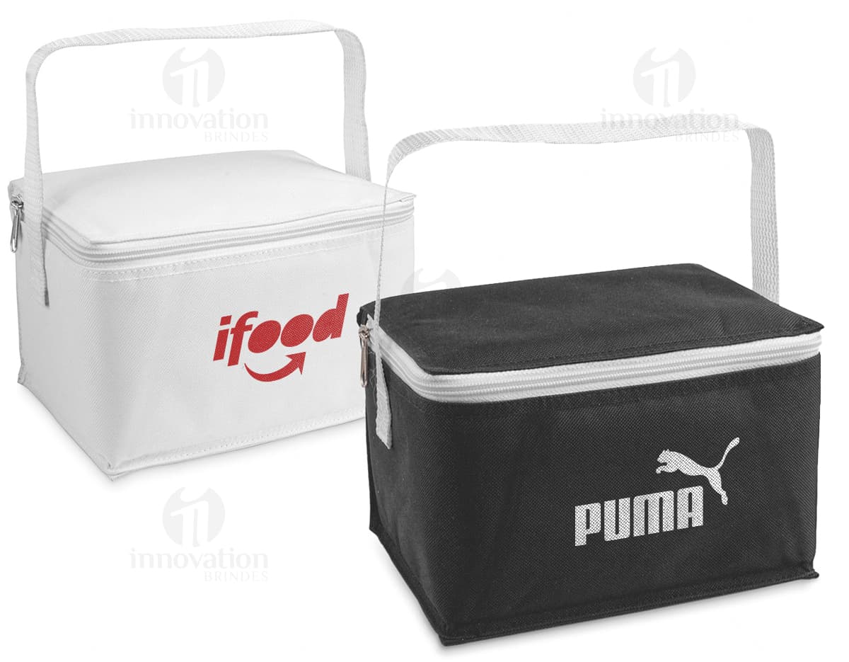 Bolsa térmica de design retro em couro para armazenamento de alimentos. Ideal para manter seus alimentos frescos por mais tempo. Armazene seus lanches e refeições com praticidade e estilo. Perfeita para levar para o trabalho, academia ou passeios. A bolsa térmica é um item indispensável para manter sua alimentação saudável em qualquer lugar. Compre já a sua!