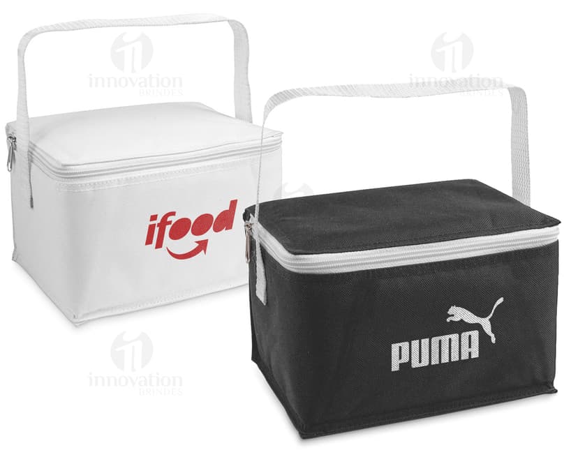 Bolsa térmica de design retro em couro para armazenamento de alimentos. Ideal para manter seus alimentos frescos por mais tempo. Armazene seus lanches e refeições com praticidade e estilo. Perfeita para levar para o trabalho, academia ou passeios. A bolsa térmica é um item indispensável para manter sua alimentação saudável em qualquer lugar. Compre já a sua!