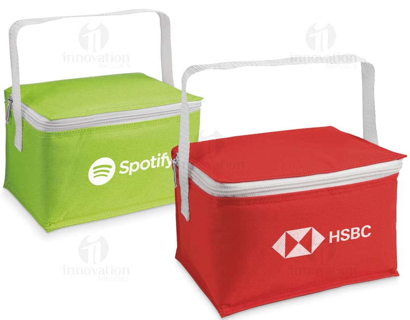 Bolsa térmica para transporte de alimentos mantendo-os frescos por mais tempo. Ideal para viagens, piqueniques e lanches. Design elegante e prático, feito com material resistente e alças confortáveis. Perfeita para manter seus alimentos frescos e seguros. Compre já a sua!