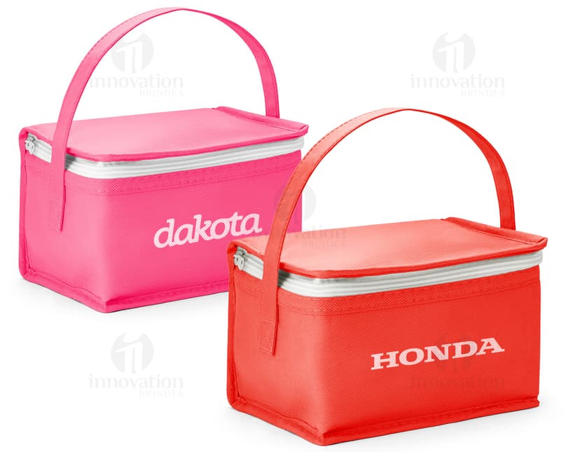 Bolsa térmica elegante e prática para manter seus alimentos e bebidas frescos onde quer que vá. Feita em material resistente e design moderno, perfeita para viagens, passeios e picnics. Mantenha seus alimentos frescos e na temperatura ideal por mais tempo com esta bolsa térmica de alta qualidade. Ideal para uso pessoal ou como presente. Garanta a sua agora!