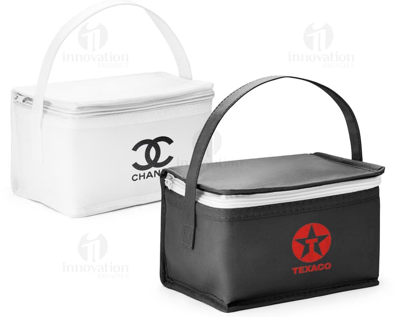 Bolsa térmica isolada em design moderno e prático. Perfeita para armazenar alimentos e bebidas com elegância. Ideal para levar para o trabalho, passeios ou viagens. Mantenha seus itens refrigerados por mais tempo com esta bolsa térmica de alta qualidade. Com alça para transporte e material resistente. Adquira já a sua e garanta praticidade no seu dia a dia!