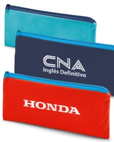 Estojo lápis non-woven 100 g 210x110 em formato de caixa retangular, vazio, colorido em amarelo, feito de plástico. O estojo possui um design moderno, sem costuras aparentes, com fecho de botão. Não há ninguém ao redor do estojo.