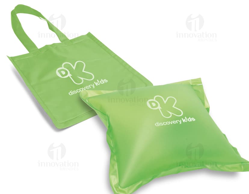 Sacola Almofada Inflável - Ideal para promover sua marca e garantir o conforto dos seus clientes. Feita de material resistente e inflável, perfeita para levar em eventos e feiras. Não perca essa oportunidade de destacar sua empresa de forma criativa e única. Adquira já a sua!