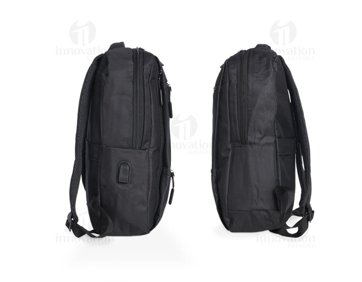 Mochila para notebook preta em couro - ideal para viagens de negócios e trabalho. Possui compartimento acolchoado e espaço para acessórios. Elegante e moderna, é o acessório perfeito para os homens de negócios que buscam praticidade e estilo. Garanta já a sua!