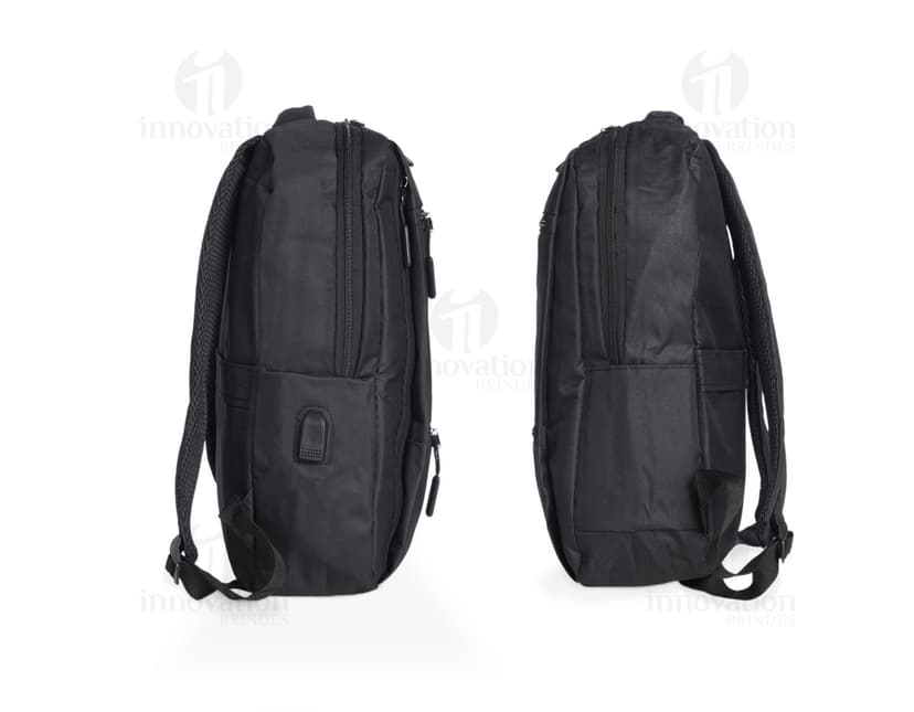 Mochila para notebook preta em couro - ideal para viagens de negócios e trabalho. Possui compartimento acolchoado e espaço para acessórios. Elegante e moderna, é o acessório perfeito para os homens de negócios que buscam praticidade e estilo. Garanta já a sua!