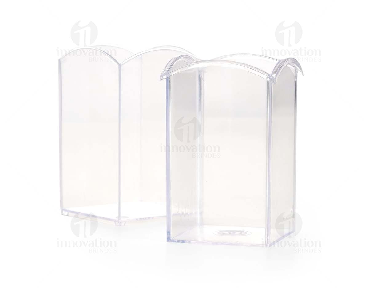 Porta Canetas feito de acrílico transparente com capacidade para até 10 canetas, visto de cima em uma mesa de escritório.