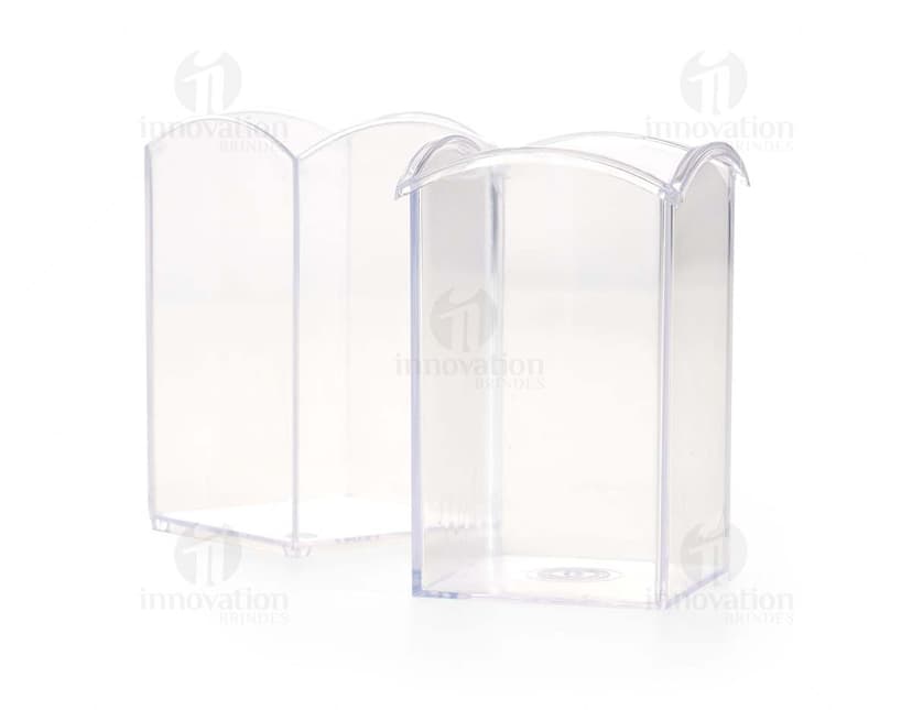 Porta Canetas feito de acrílico transparente com capacidade para até 10 canetas, visto de cima em uma mesa de escritório.