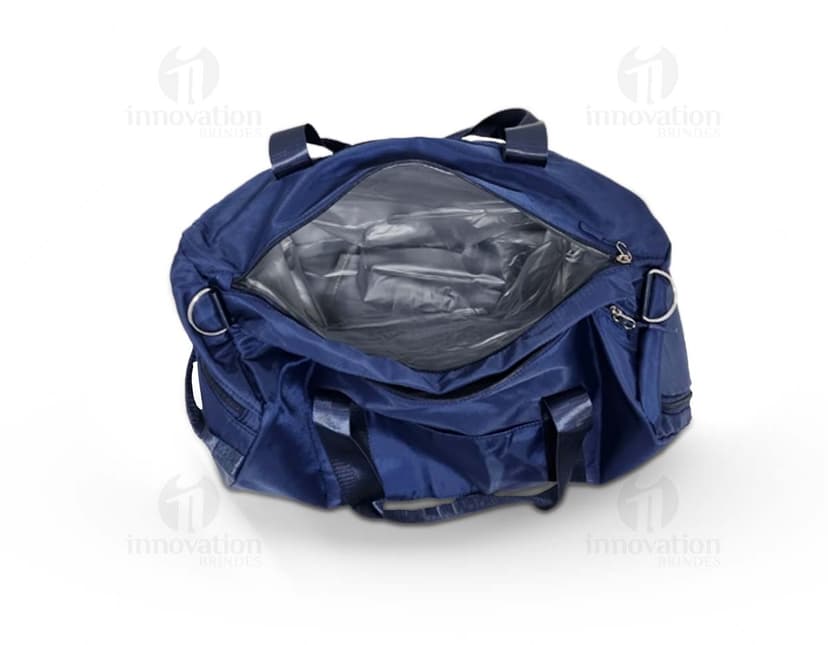 Bolsa esportiva de poliéster 35 litros: modernidade e estilo para os seus treinos. Com ótimo espaço de armazenamento, alças confortáveis e design elegante, é o acessório perfeito para suas atividades físicas. Leve, prática e durável. Adquira já a sua!