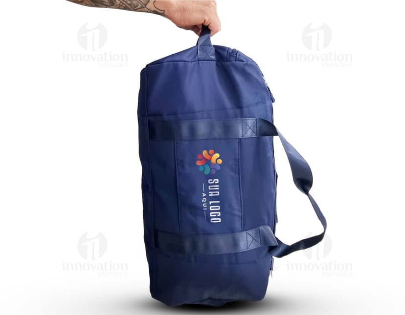 Bolsa Esportiva de Poliéster 35 litros: a escolha perfeita para sua viagem ou prática esportiva. Moderna, prática e espaçosa, essa bolsa é ideal para quem busca estilo e funcionalidade em um único acessório. Confeccionada em poliéster resistente, possui alças confortáveis e amplo espaço de armazenamento. Garanta já a sua!