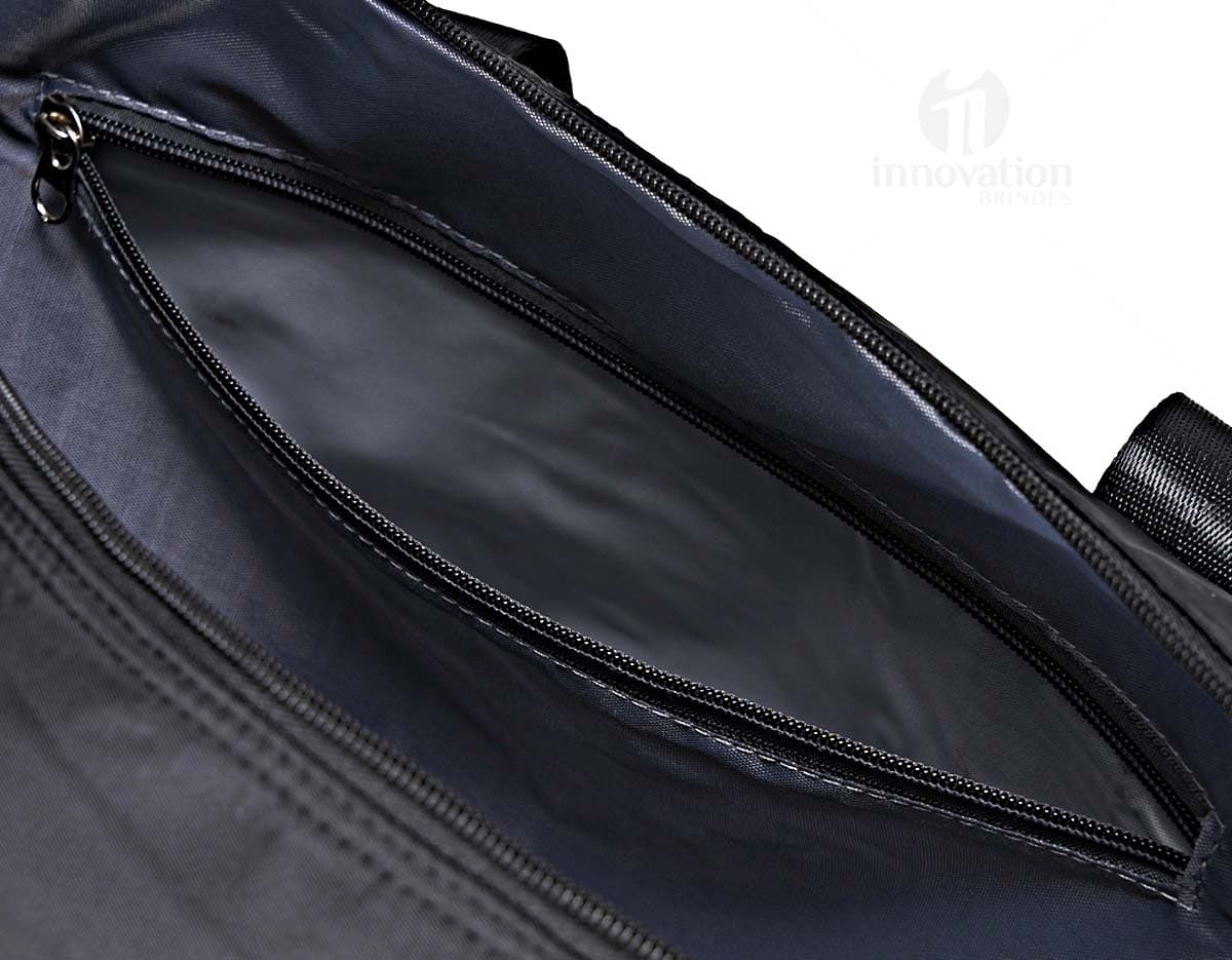 Bolsa esportiva de poliéster 28 litros, ideal para viagens e prática esportiva. Moderna, elegante e espaçosa, essa bolsa é perfeita para quem busca estilo e praticidade. Com alças confortáveis e fecho em zíper, é o acessório perfeito para quem vive em movimento. Ganhe mais praticidade e estilo com essa bolsa esportiva de alta qualidade. Aproveite!