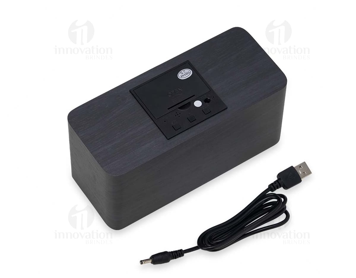 Relógio de madeira elegante e sustentável - Acesse o nosso site de brindes e confira! A combinação perfeita de tecnologia e design, este relógio de madeira é o acessório perfeito para o seu escritório. Mantenha-se sempre pontual com estilo e sofisticação. Eco-friendly e moderno, é o presente ideal para clientes e colaboradores. Confira já em nossa loja online!