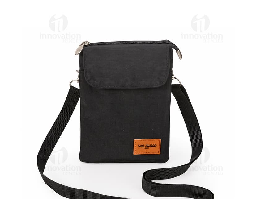 Mini bolsa transversal preta em couro de luxo para um estilo moderno e elegante. Perfeita para viagens ou passeios, com alça ajustável e fecho em zíper. Adquira já a sua!