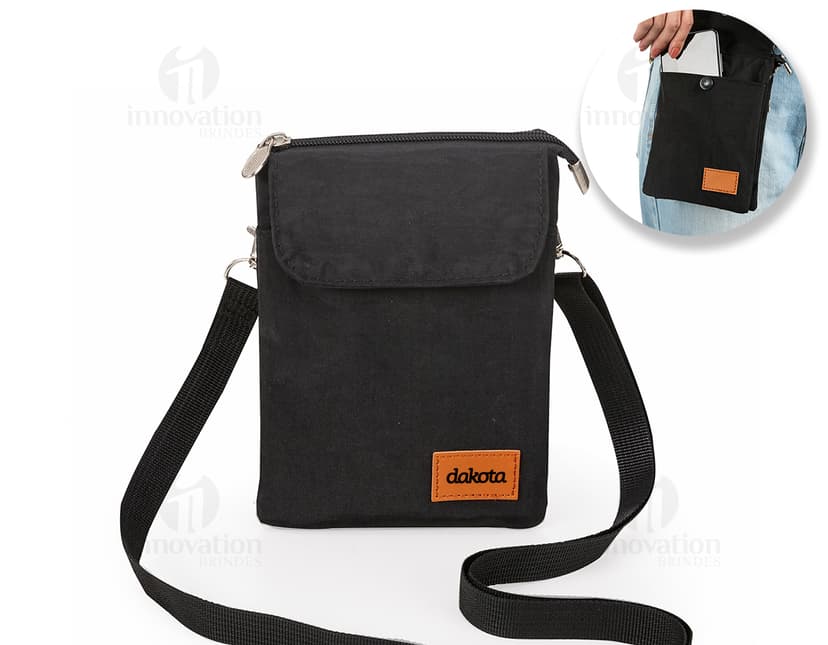 Mini bolsa transversal em couro preto - Acessório de moda moderno e elegante para viagens e passeios. Com alça ajustável e fecho em zíper, ideal para armazenar seus pertences com praticidade e estilo. Adquira já a sua!