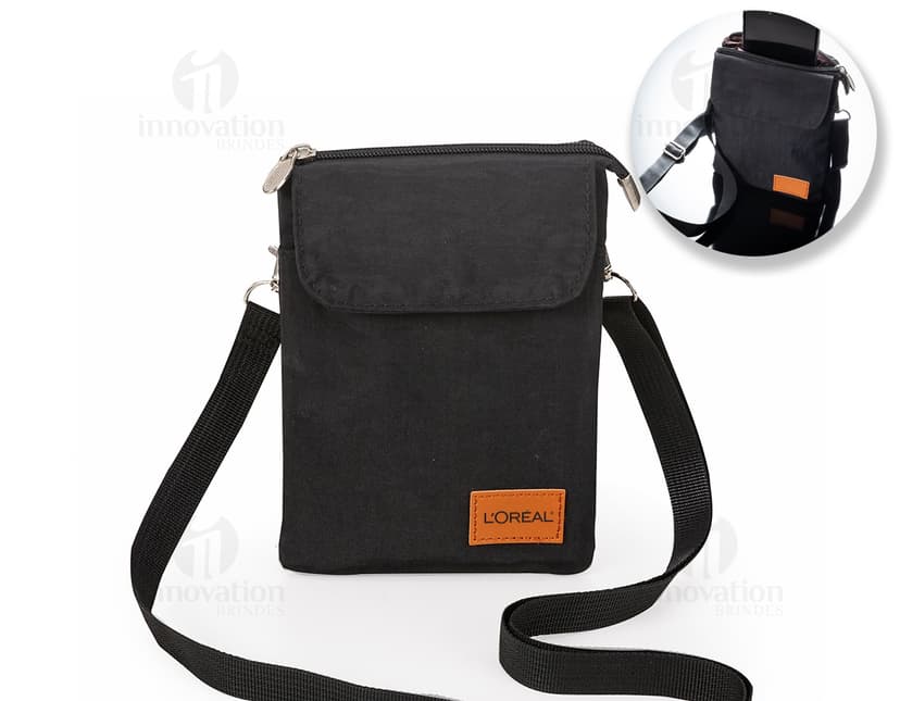 Mini Bolsa Transversal de Couro Preto - Elegância e Estilo em um Único Acessório. Perfeita para o dia a dia, viagens e momentos especiais. Com alça ajustável e fecho em zíper, essa bolsa combina praticidade e modernidade. O toque de sofisticação que você merece!