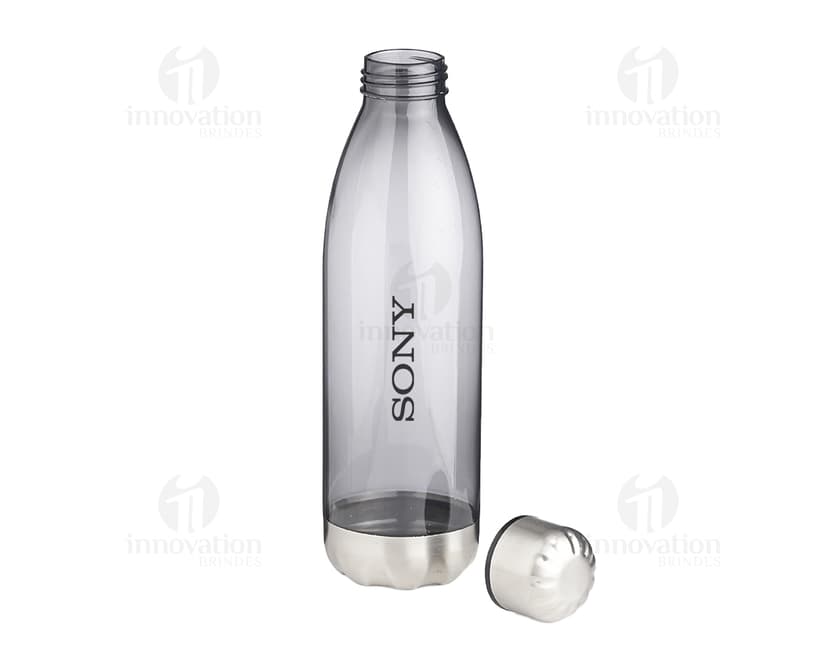 squeeze plástico 700ml, ideal para se manter hidratado durante atividades físicas. Garrafa transparente, leve e prática. Perfeita para água, sucos e até vitaminas. Adquira já o seu!