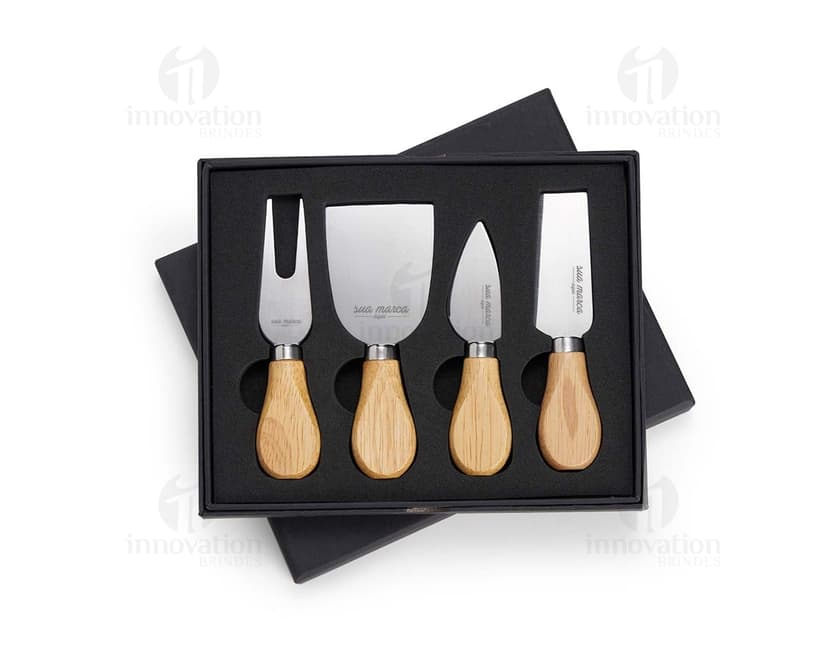 Kit queijo 4 peças: conjunto compacto de utensílios em aço inoxidável para os amantes de queijo. Com faca, espátula, garfo e prato de madeira, é perfeito para servir com estilo. Ideal para sua mesa de queijos!